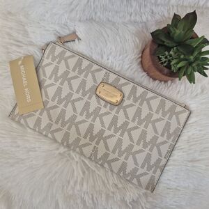 Michael Kors • Jet Set Zip Clutch Vanilla